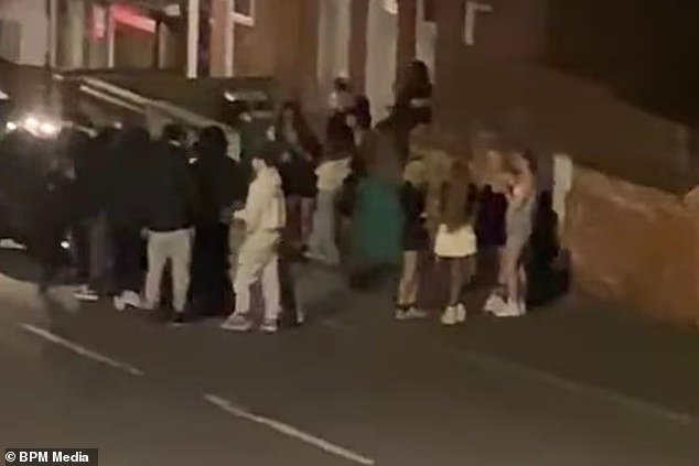 Vecinos sin dormir han denunciado la miseria “caótica” provocada por decenas de adolescentes que asisten a fiestas en casa