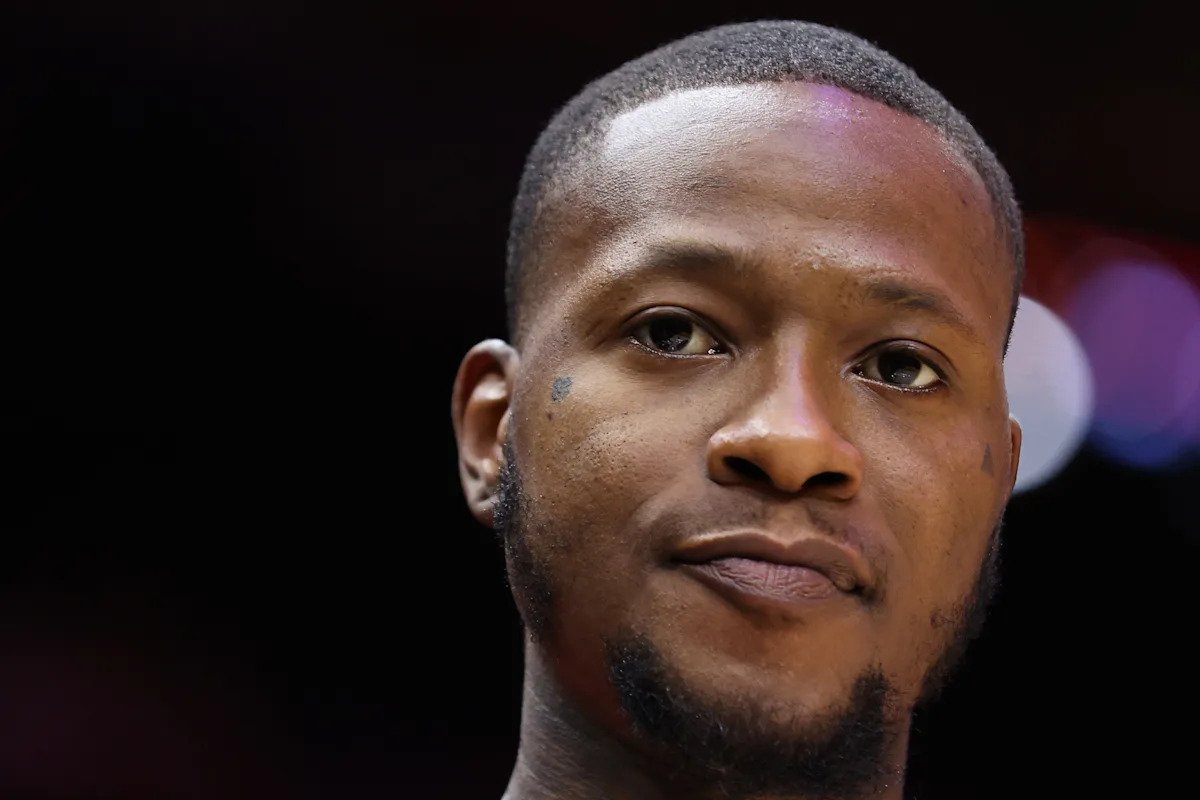 Terry Rozier sale del tribunal tras su arresto por parte del FBI por juego supuestamente ilegal mientras el guardia de seguridad todavía está de licencia