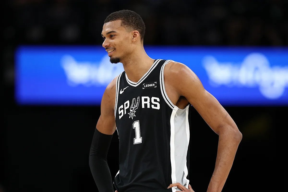 Victor Wembanyama reflexiona sobre dónde debería estar el umbral de premios de la NBA mientras hace cálculos rápidos después del partido.