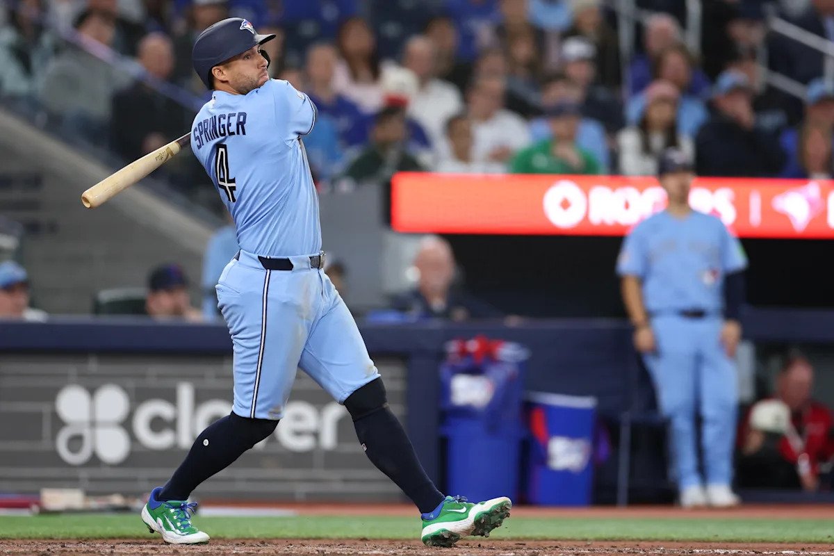 Los Blue Jays colocan al DH George Springer en la lista de lesionados con un dedo roto y convocan a Eloy Jiménez