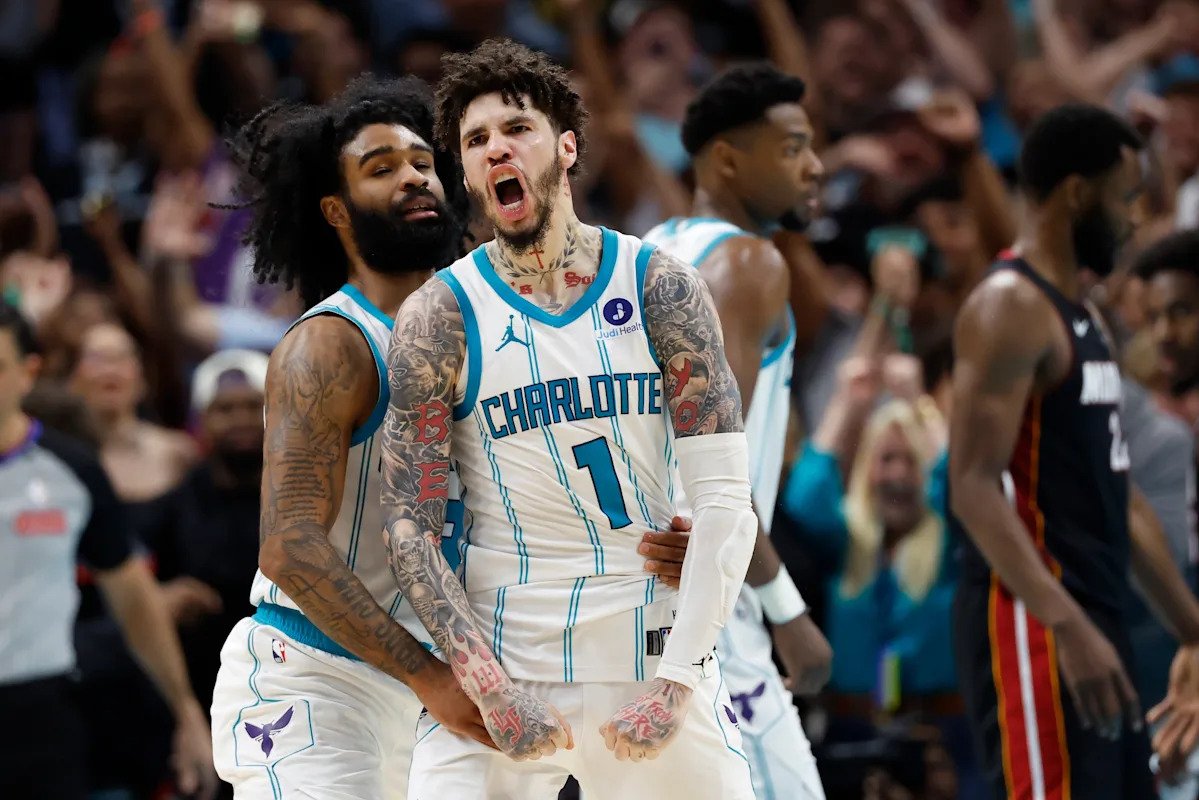 Torneo de entrada de la NBA: el triple de Coby White y la bandeja tardía de LaMelo Ball catapultan a los Hornets más allá del Heat en el thriller de tiempo extra