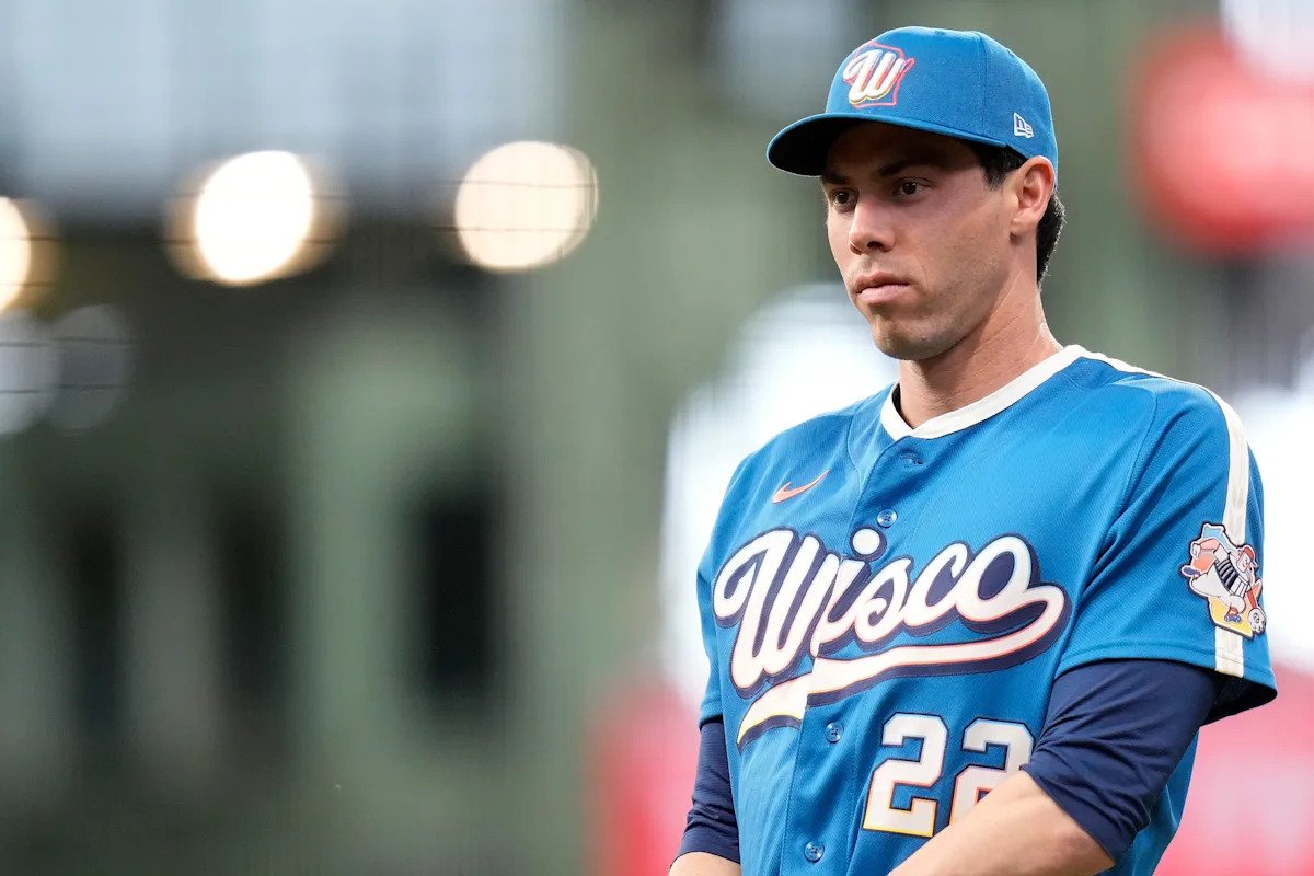 Se espera que Christian Yelich de los Cerveceros se pierda al menos un mes por una distensión en el aductor