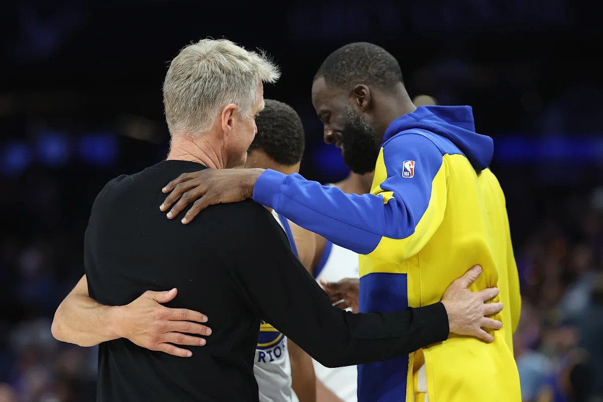 El micrófono capta a Steve Kerr diciéndoles a Stephen Curry y Draymond Green: “No sé qué va a pasar después” mientras los Warriors enfrentan un futuro incierto.