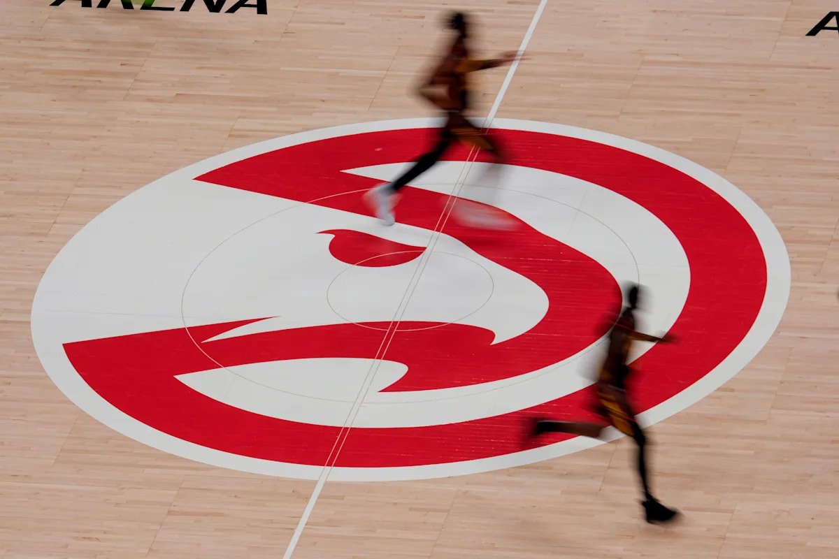 Ex entrenador de los Hawks condenado a más de tres años de prisión tras malversar unos 3,7 millones de dólares del equipo