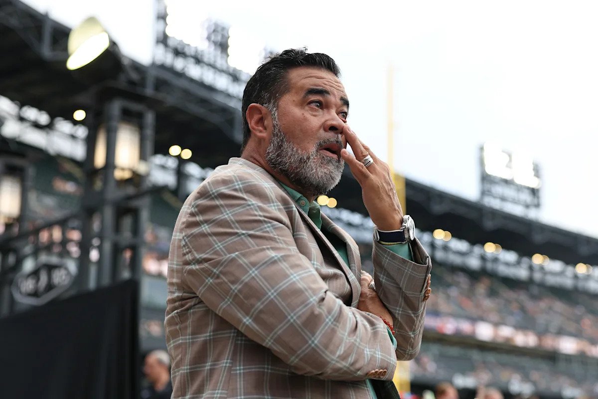 Ozzie Guillén, quien llevó a los White Sox a una victoria en la Serie Mundial, rompió a llorar cuando supo que el equipo retiraría su número.