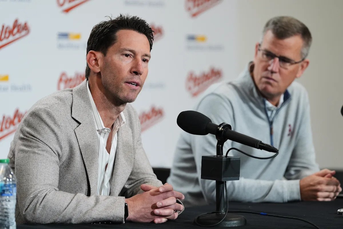 El gerente general de los Medias Rojas, Craig Breslow, explica la necesidad de una “voz consistente y estabilizadora” para explicar el despido de Alex Cora.