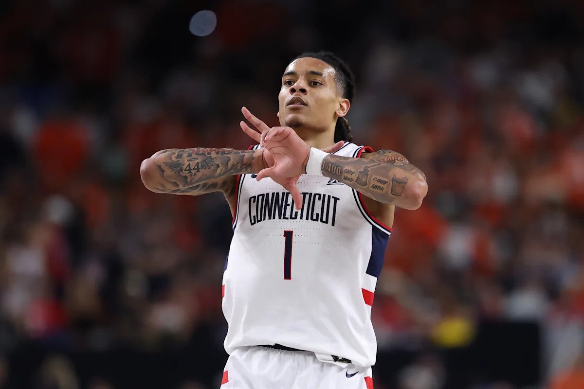 El guardia de UConn, Solo Ball, está lidiando con un esguince en el pie y su estado para el juego del campeonato nacional contra Michigan es incierto.
