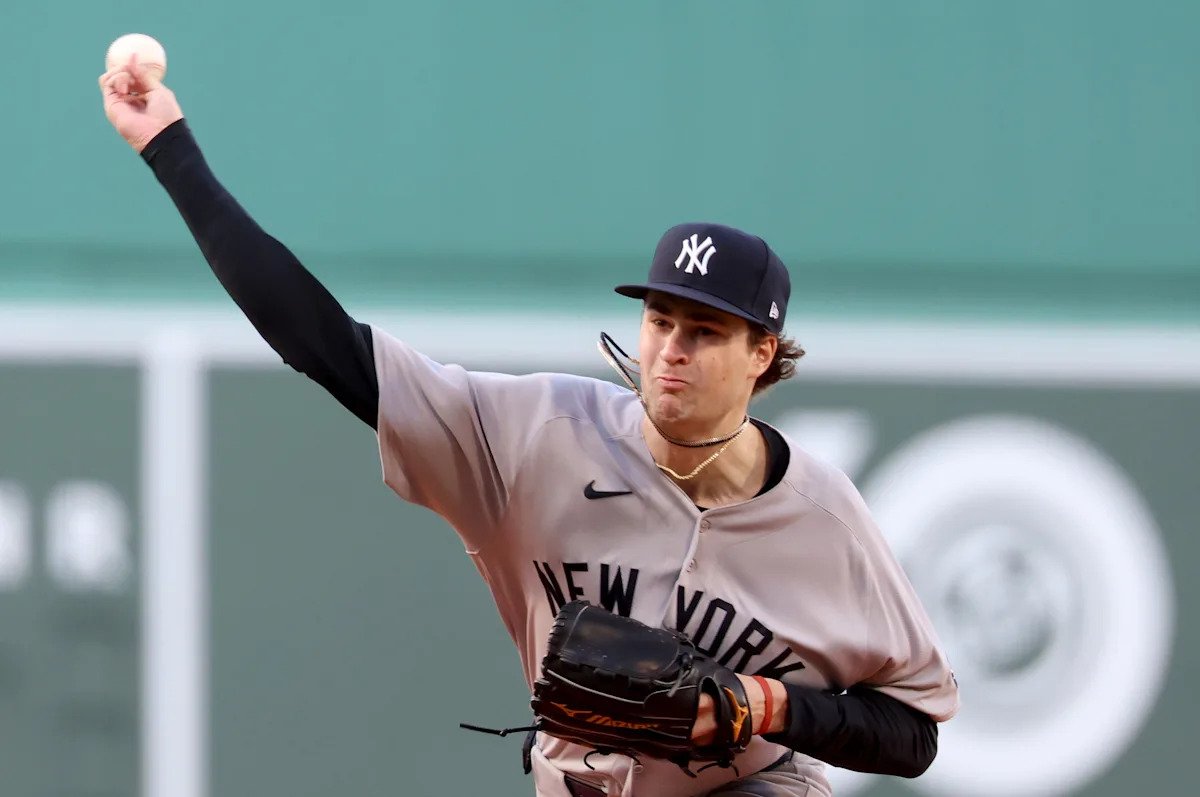 Cam Schlittler de los Yankees permitió 1 carrera en la victoria 4-2 sobre los Medias Rojas, superando los 11 ponches de Payton Tolle.