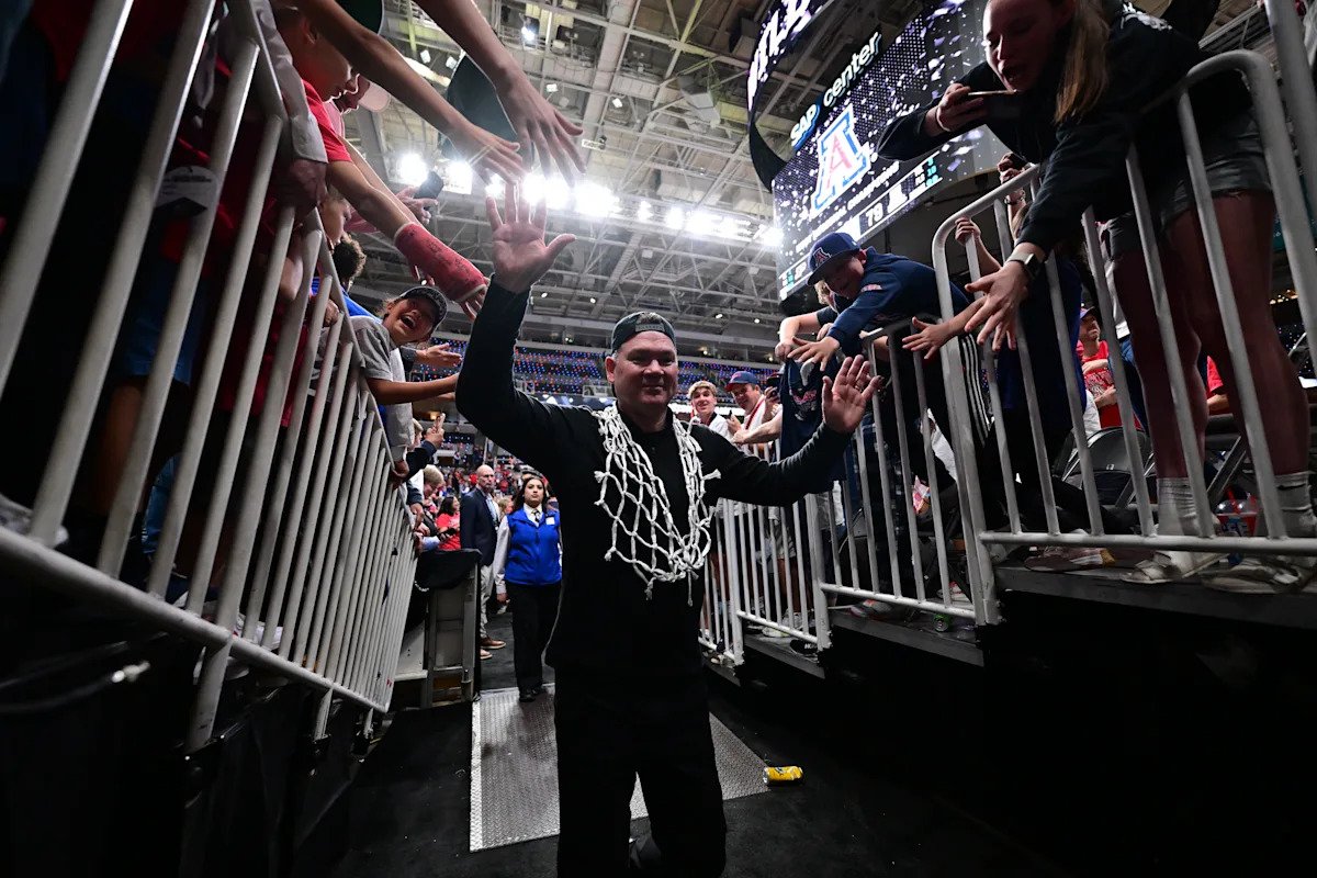 Con Arizona al borde de un título, Tommy Lloyd es el mejor entrenador del baloncesto universitario. ¿Se quedará en Tucson o se trasladará a climas más azules?