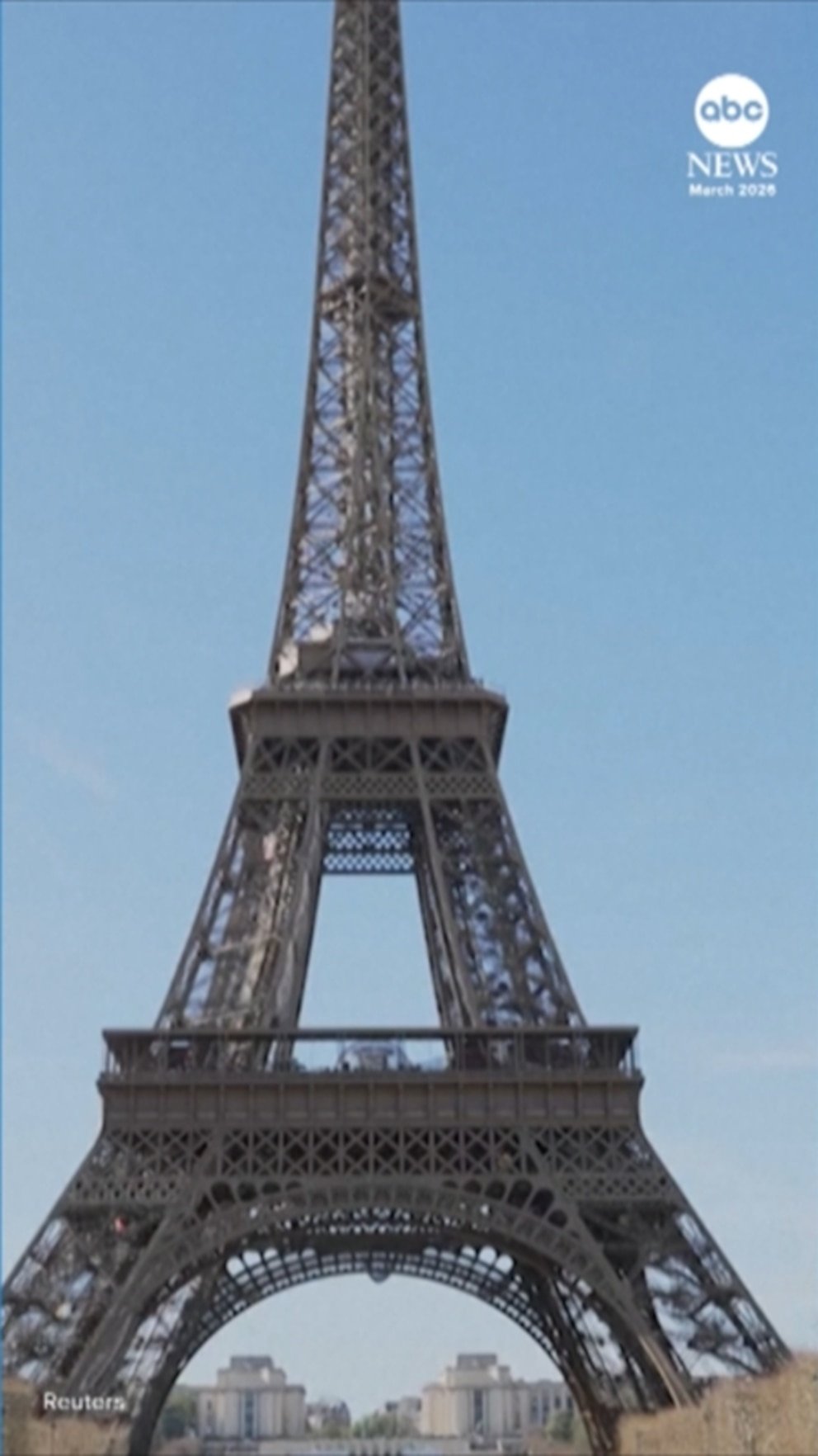 MIRAR: Turistas desafían el puente colgante de la Torre Eiffel
