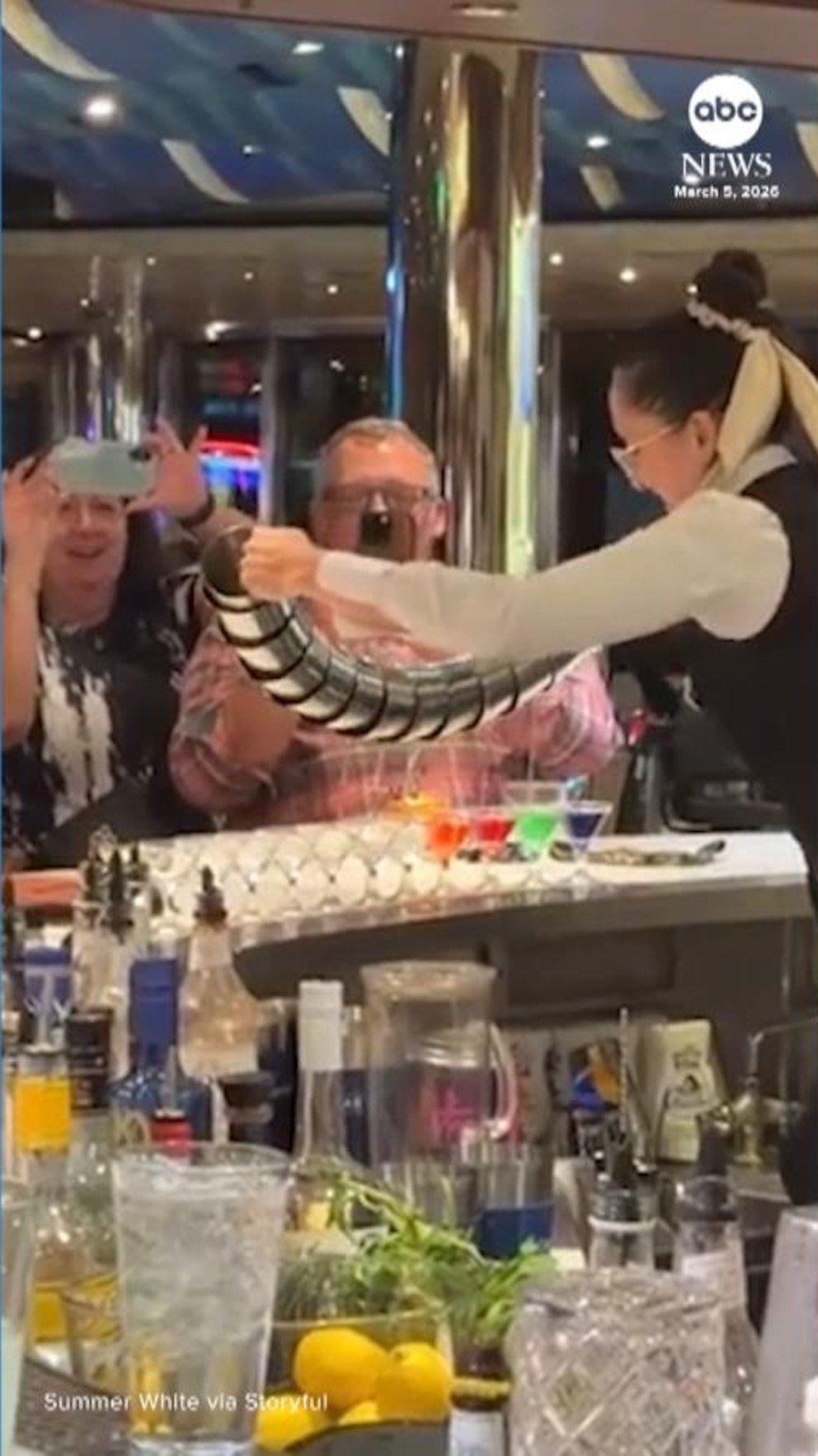 MIRAR: El barman de un crucero impresiona a los pasajeros con su habilidad para servir