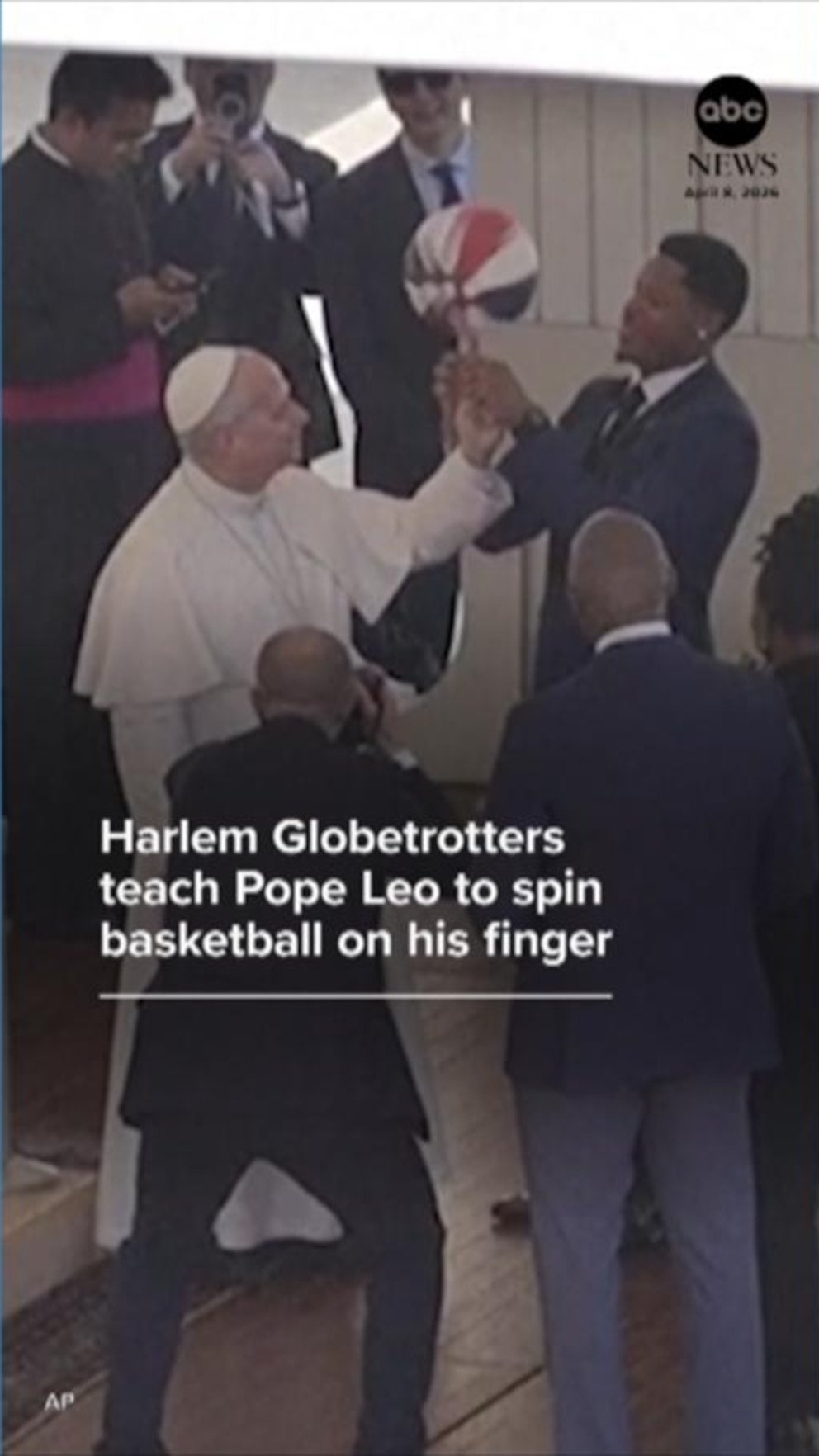 MIRAR: Los Harlem Globetrotters le enseñan al Papa Leo a hacer girar una pelota de baloncesto en su dedo