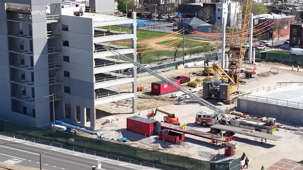 MIRAR: Búsqueda urgente de víctimas en el mortal colapso de un estacionamiento en Filadelfia