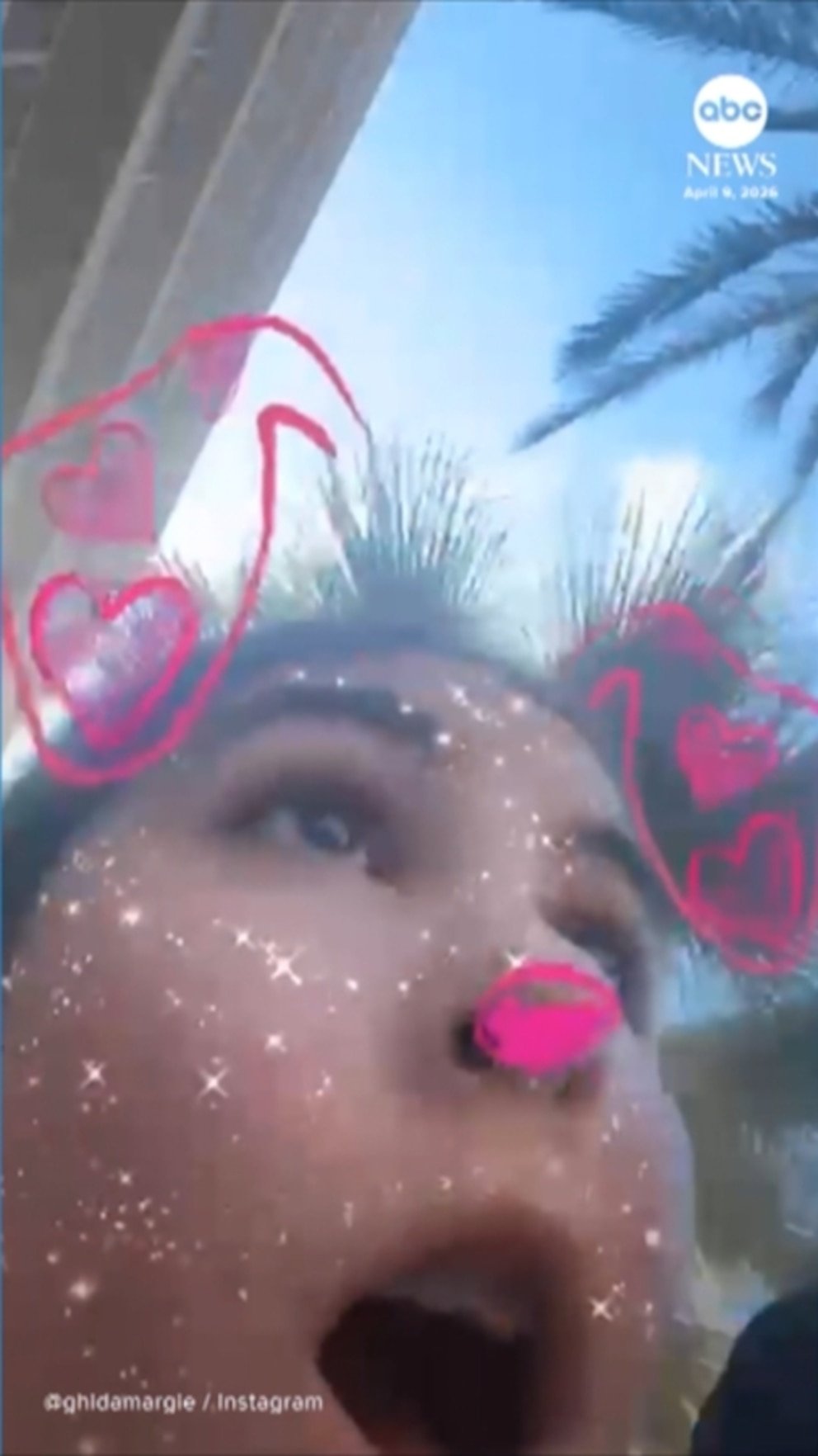 Un adolescente se filma huyendo de una concurrida calle de Beirut afectada por los ataques aéreos