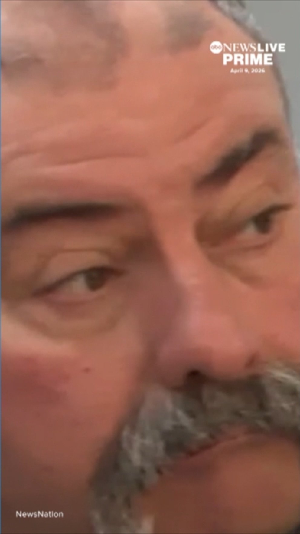 MIRAR: Miembro de la junta escolar es amonestado después de abrazar a un estudiante