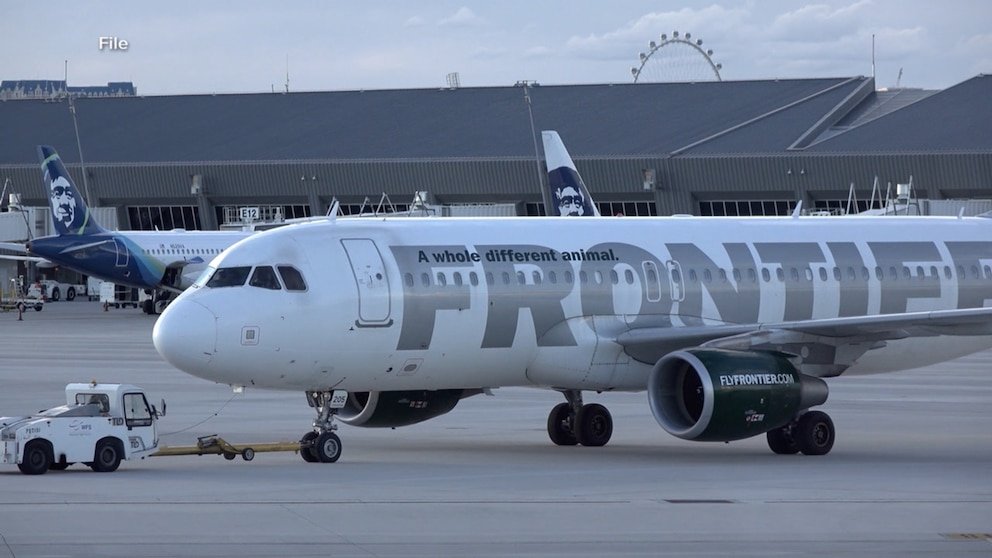 MIRAR: Estrecho enfrentamiento entre un avión de pasajeros y dos camiones en la pista de LAX