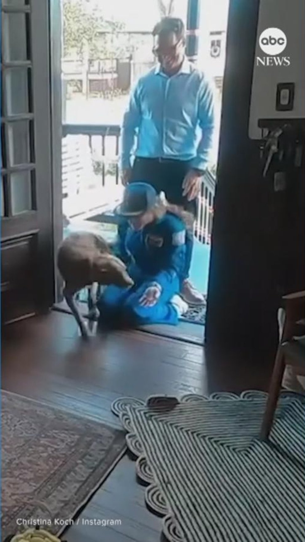 MIRAR: El perro de un astronauta estalla de alegría cuando su madre regresa de una misión lunar