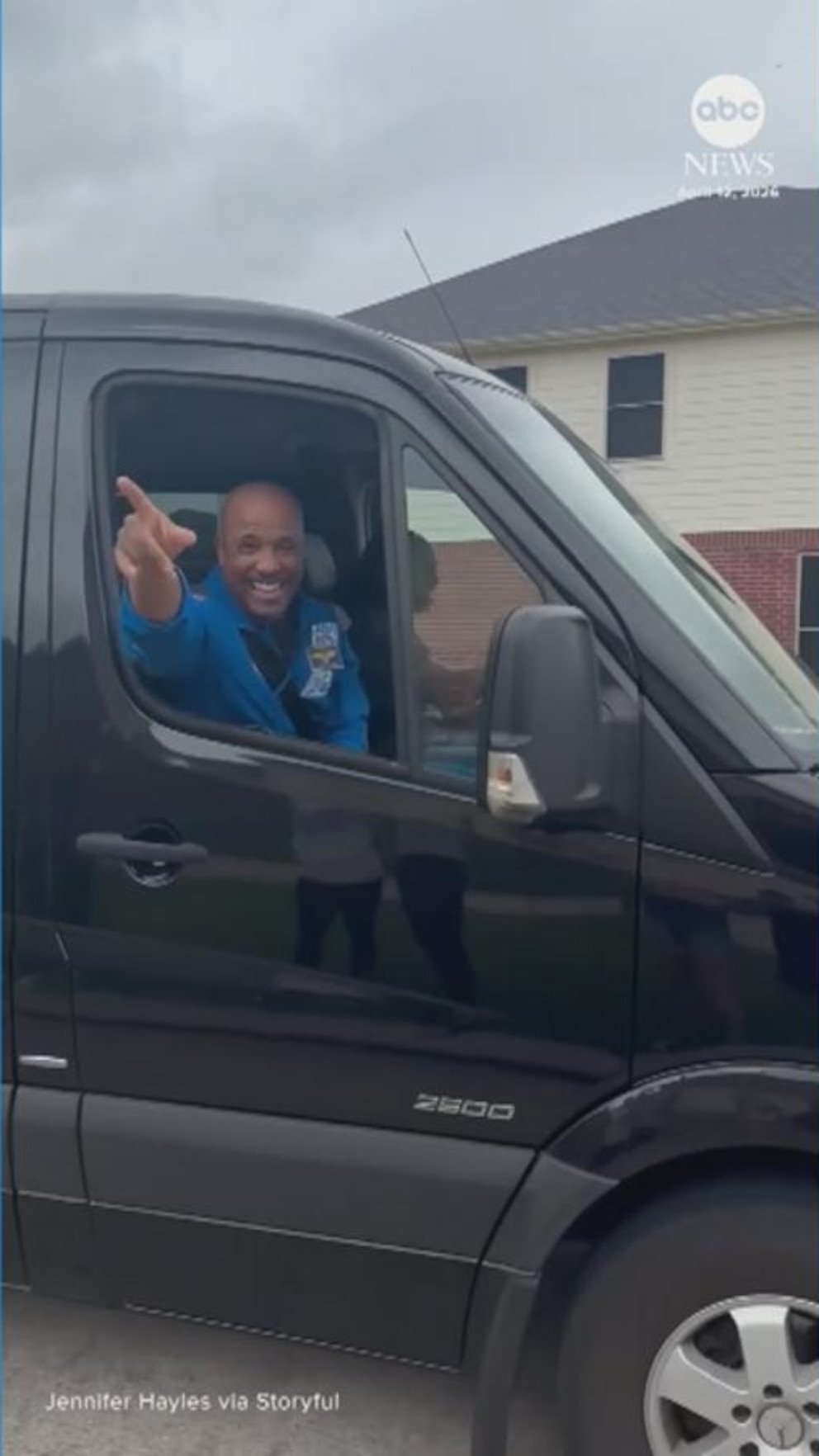 MIRAR: Los vecinos dan la bienvenida a casa al astronauta Artemis II