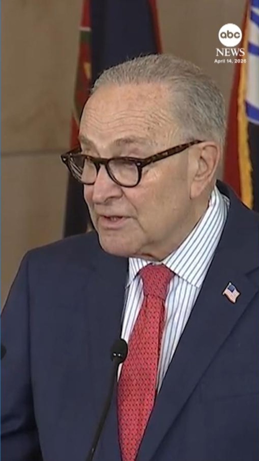 Los parlamentarios pronuncian un discurso en la ceremonia en memoria del Holocausto