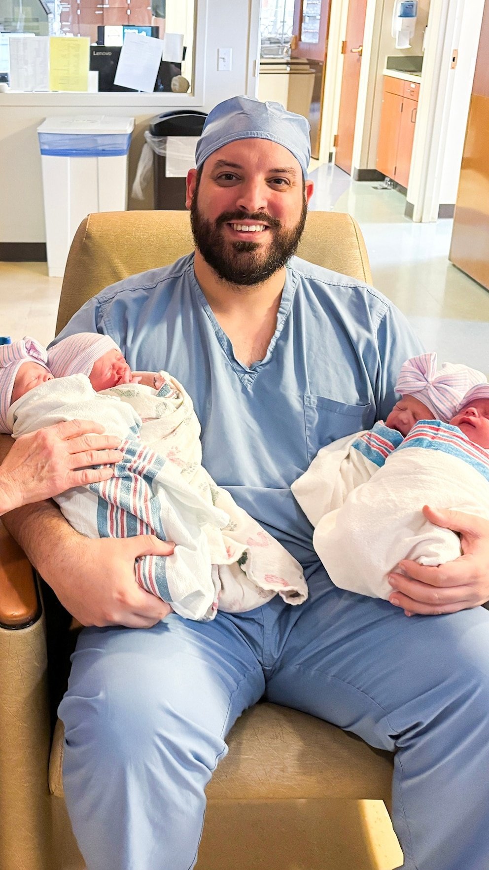 MIRA: Doctor da a luz a dos pares de gemelos en su 34 cumpleaños