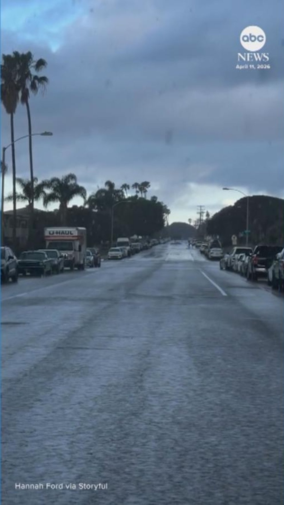 MIRAR: Una mujer de California se encuentra al borde de una lluvia que se acerca