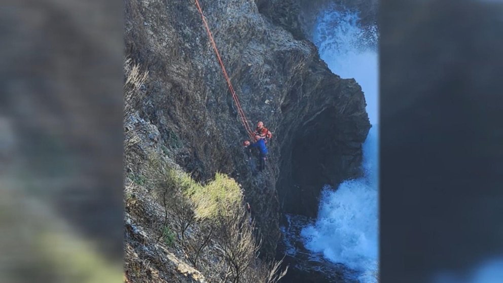 MIRAR: Atrevido rescate para dos familias atrapadas en un acantilado