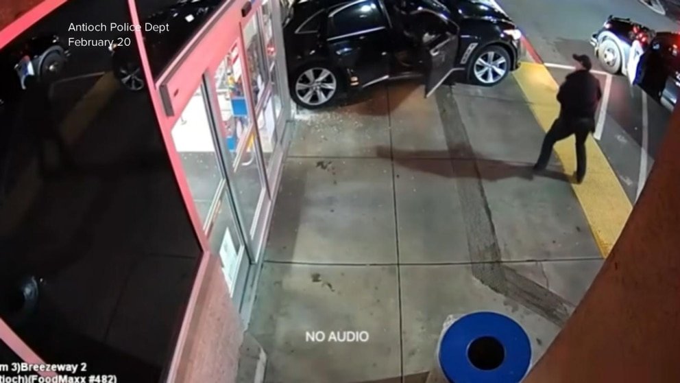 MIRAR: Un video recientemente publicado muestra a un sospechoso alejándose con un oficial de policía en el auto