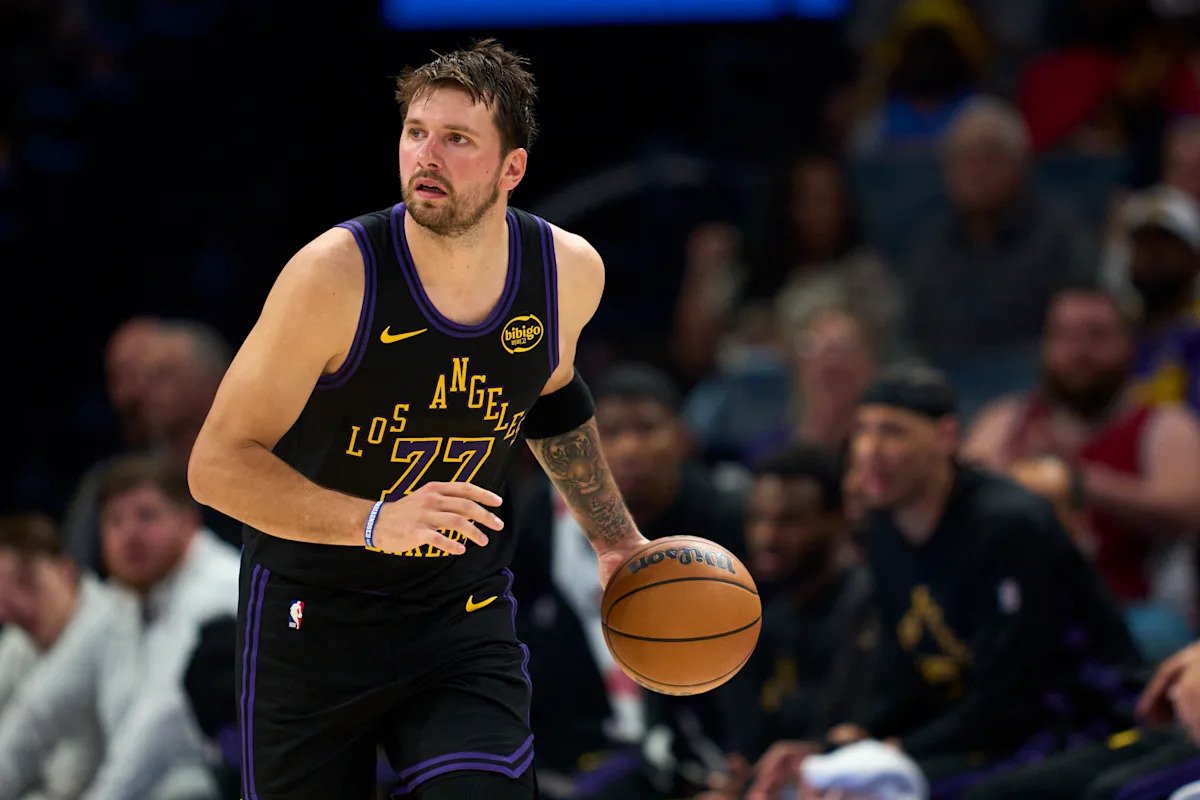 Según los informes, la estrella de los Lakers, Luka Dončić, viajará a Europa para recibir tratamiento por una lesión en el tendón de la corva antes de los playoffs.
