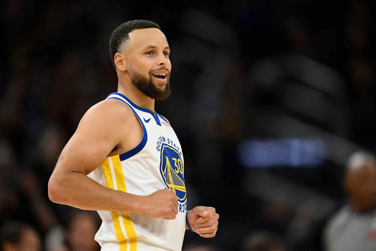Stephen Curry sigue liderando las ventas de camisetas de la NBA a pesar de la lesión y del desempeño de MVP de Victor Wembanyama en la temporada 2025-26