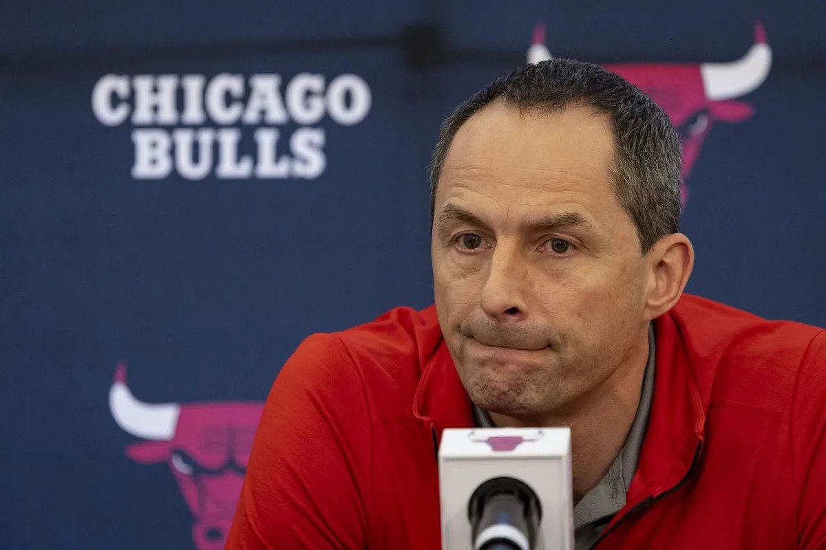 Los Bulls están despidiendo al vicepresidente de operaciones de baloncesto Arturas Karnisovas y al gerente general Marc Eversley como parte de una reestructuración de la oficina principal.