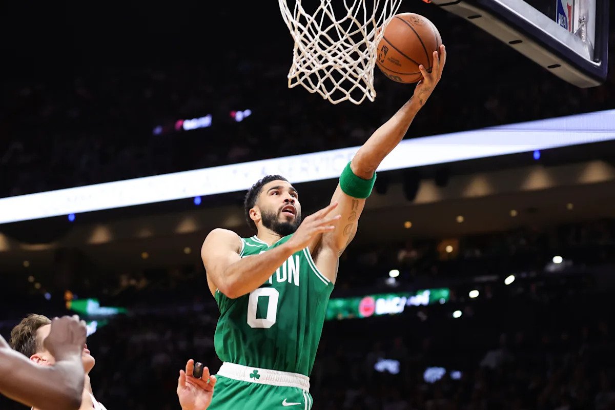 Jayson Tatum logra un triple-doble a menos de un mes de regresar de una rotura en el tendón de Aquiles