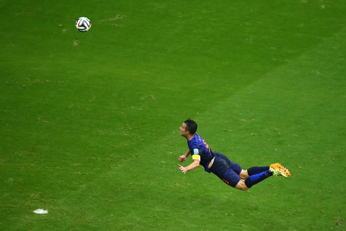A 61 días del Mundial: el gol que convirtió a Robin van Persie en el “holandés errante”.