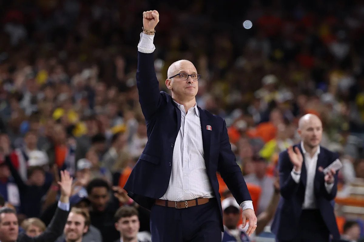 Dan Hurley está confundido cuando los fanáticos en la Final Four comienzan a abuchearlo durante una entrevista posterior al juego después de que llevó a UConn más allá de Illinois.