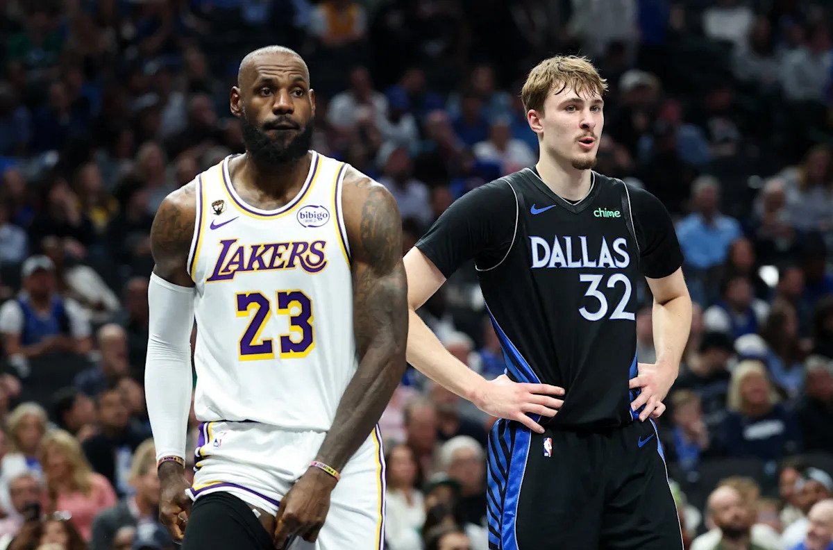 Cooper Flagg va por 45 después de 51 puntos para prevalecer sobre LeBron James y enviar a los tambaleantes Lakers a la derrota.