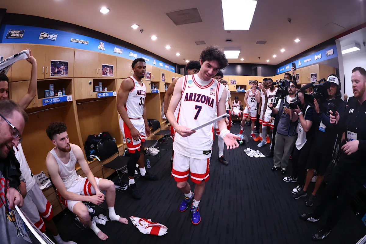 Mientras Tommy Lloyd sopesaba la oferta de la UNC, un hombre de Arizona, el hijo del AD y potencial futuro reclutador de entrenadores, la vio desde todos los ángulos.