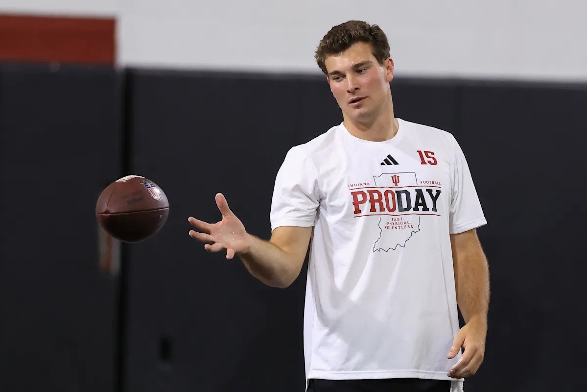 Fernando Mendoza, la probable selección general número uno, no ingresará al Draft de la NFL de 2026 y optará por quedarse en casa.