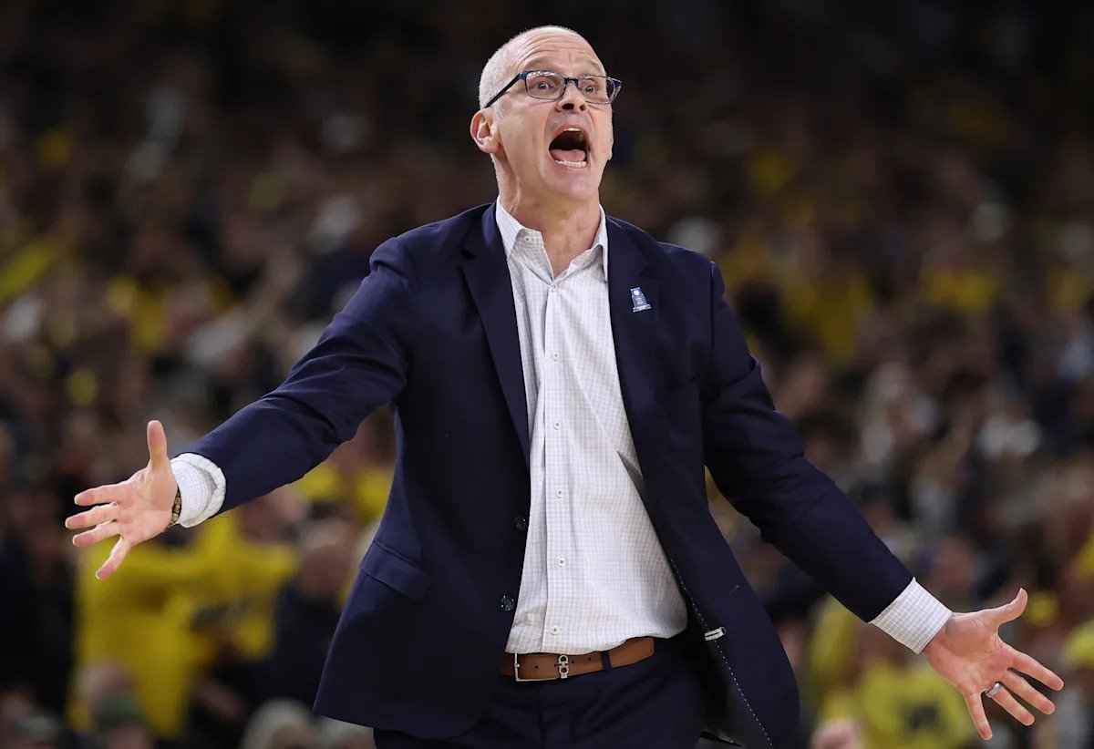 El entrenador de UConn, Dan Hurley, se ríe cuando se le pregunta sobre su liderazgo después de la derrota ante Michigan en el campeonato nacional.