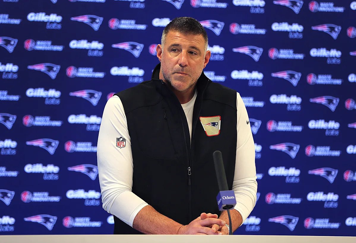 Mike Vrabel de los Patriots dice que se reunió con el equipo y tuvo “algunas conversaciones difíciles” después de que aparecieran fotos con Dianna Russini.