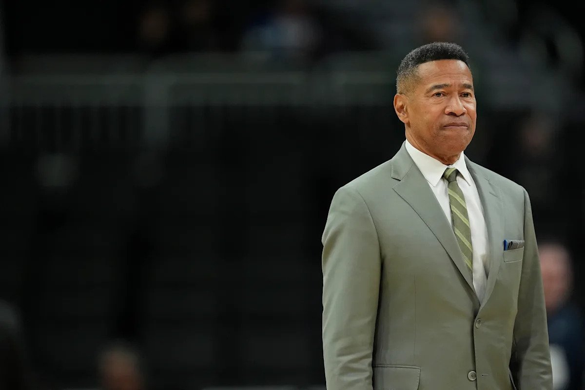 Mark Jones de ESPN convoca el último partido de la cadena y recibe una gran ovación del equipo de “Inside the NBA” y un homenaje de Doris Burke.