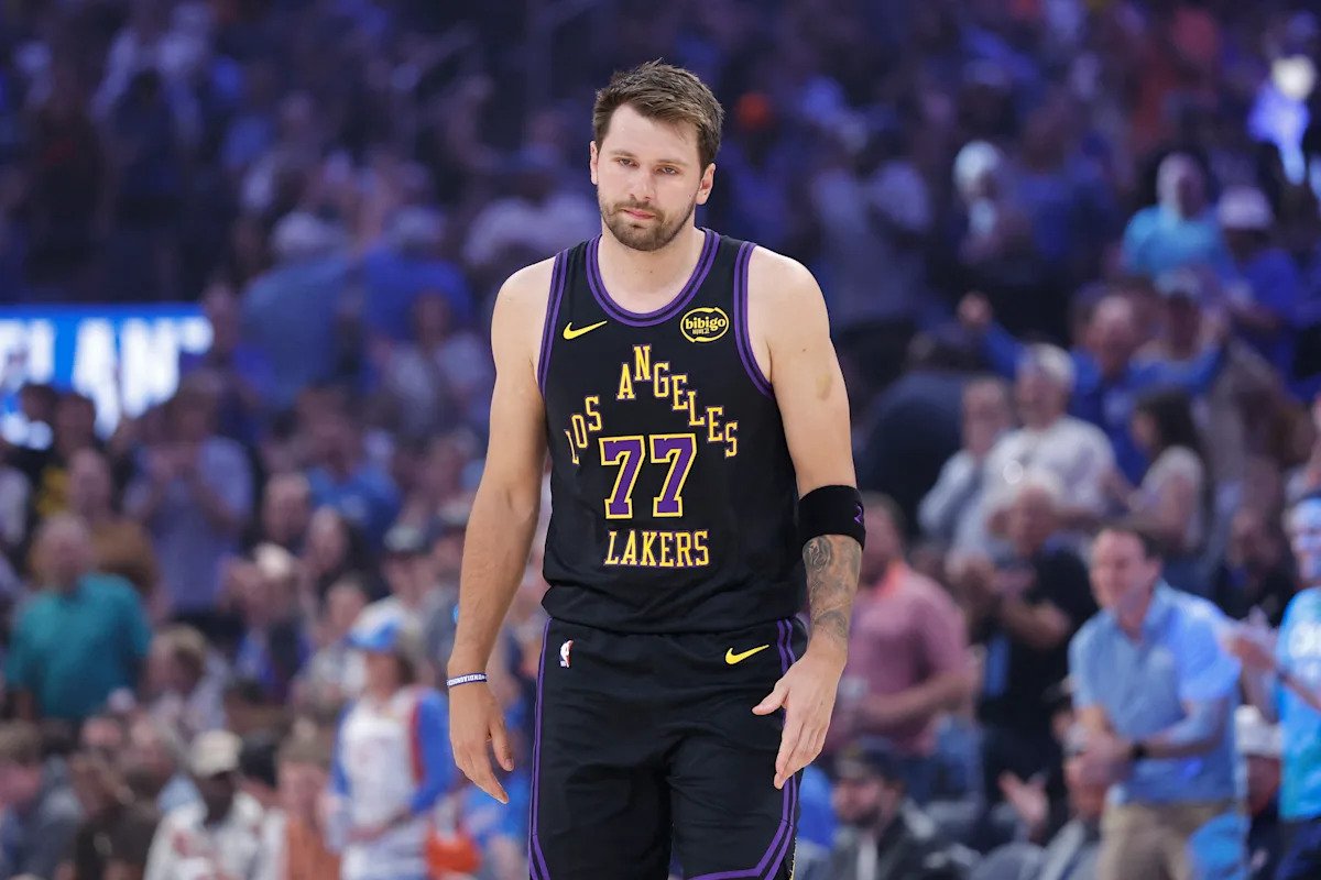 Luka Dončić está de baja por una lesión en el tendón de la corva durante la desastrosa noche del Lakers vs. Thunder