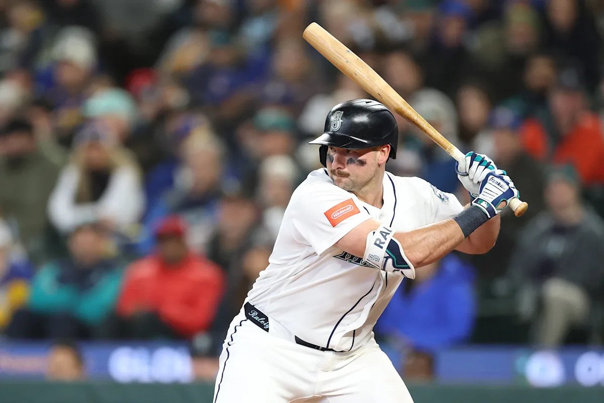 Cal Raleigh pone fin a la sequía de jonrones y golpea a Jacob deGrom para su primera victoria de la temporada después de una histórica temporada de 60 horas