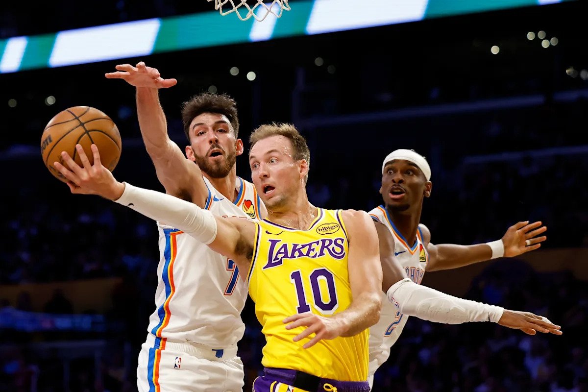 Los Lakers, faltos de personal, fueron nuevamente eliminados por el Thunder y estuvieron a punto de caer al quinto lugar en el Oeste.