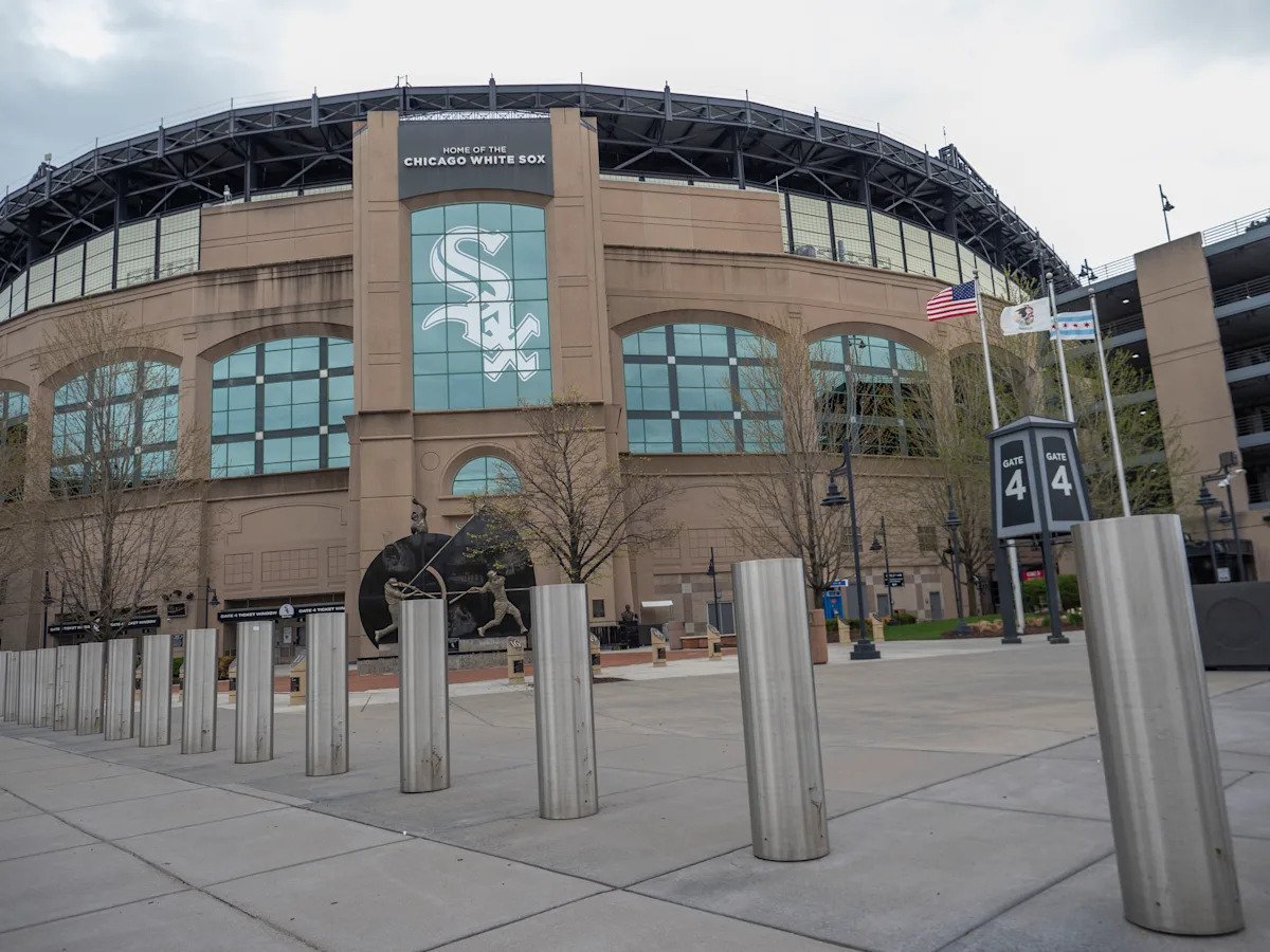 Se espera que el cantante del himno de los White Sox sea dado de alta del hospital el jueves después de colapsar en el campo.