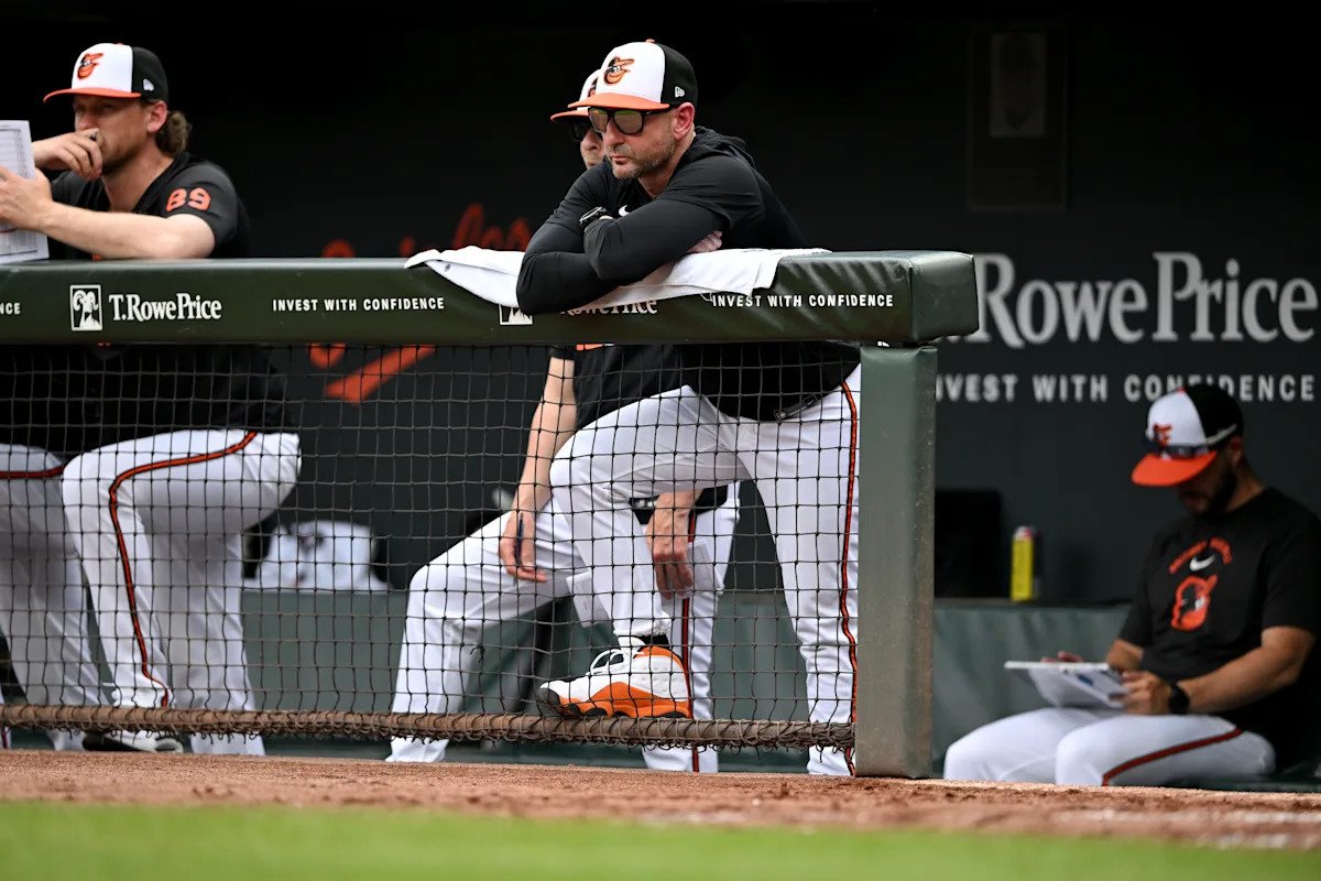 El manager de los Orioles, Craig Albernaz, fue golpeado en la cara por la línea y regresa al dugout para el mitin en Baltimore.