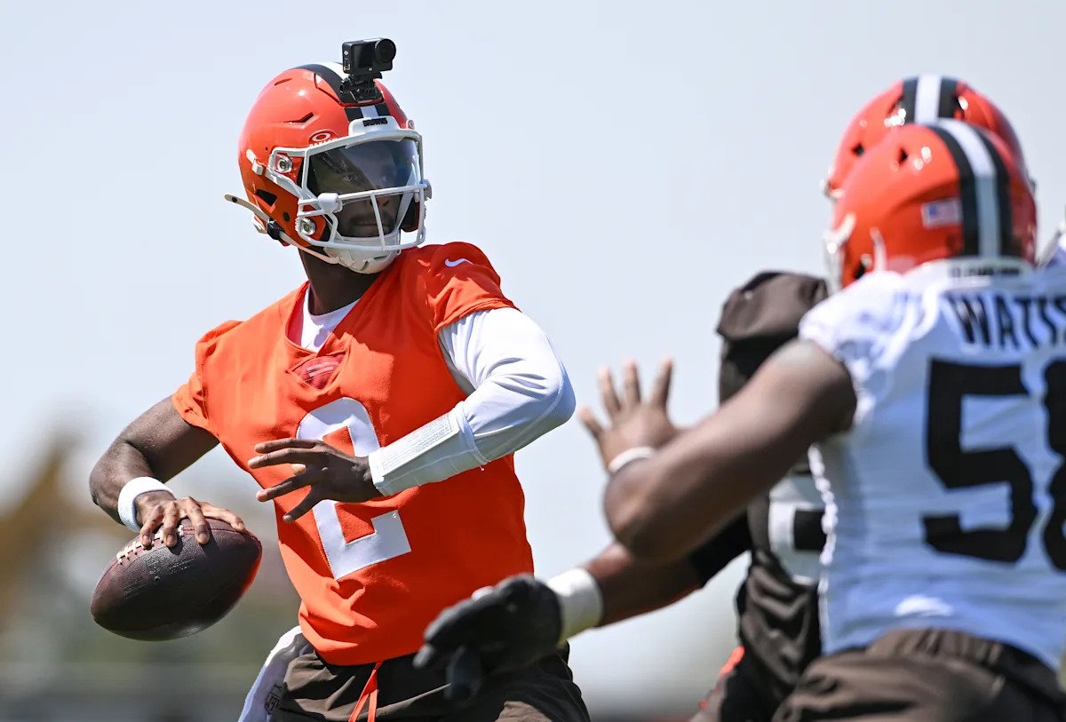 Shedeur Sanders se hizo cargo de las repeticiones del primer equipo en la primera práctica de los Browns de Todd Monken, pero no fue el único