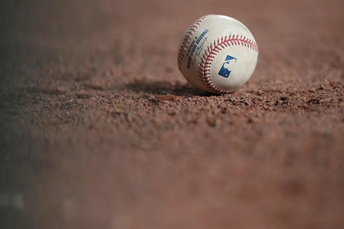 El jardinero central de Highland saca un José Canseco, cede el jonrón luego de que la pelota rebota en su cabeza