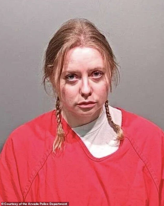 Trabajadora social escolar con coletas se escapa de prisión tras abusar sexualmente de un alumno de sexto grado