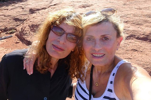 Una mujer apuñaló a la hermana del director de cine y le robó su reloj Rolex de oro con diamantes incrustados, según un juicio por asesinato