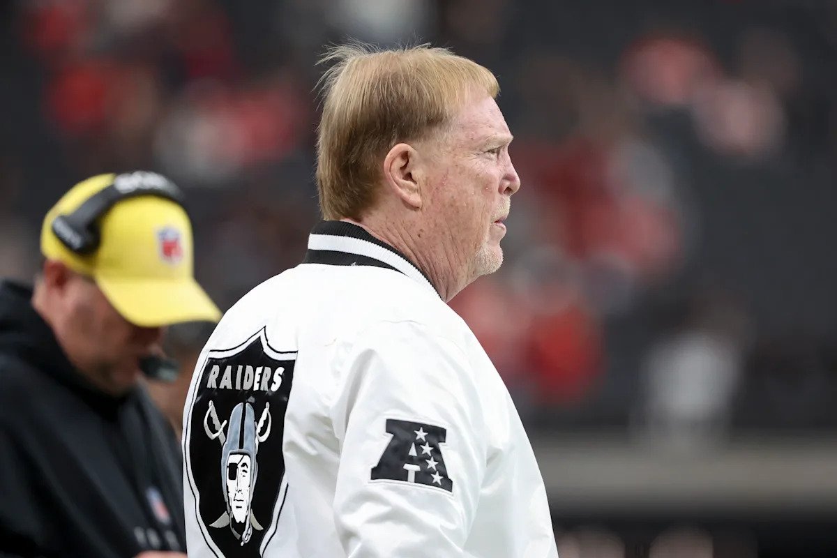 El propietario de los Raiders, Mark Davis, hace referencia a JaMarcus Russell mientras habla sobre la selección número uno en el Draft de la NFL de 2026.