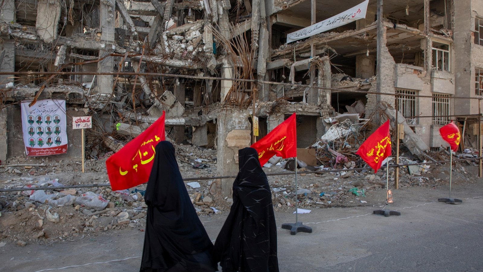 Mientras los bombardeos continúan y el régimen resiste, algunos iraníes dicen que están en un estado de limbo.